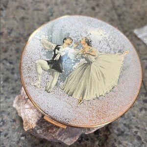 Vintage 30s Stratton Cecil Golding Ballerina Round Compact — Gold Tone